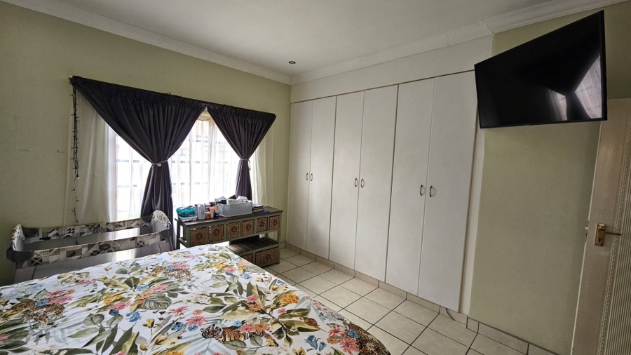 To Let 3 Bedroom Property for Rent in Meerhof North West